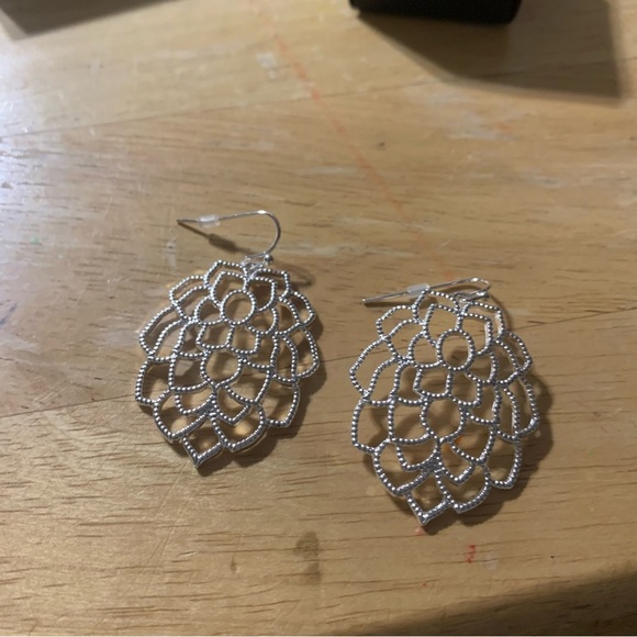 Avon Monarch petals earrings silvertone from Signature Collection NIB - Picture 2 of 5